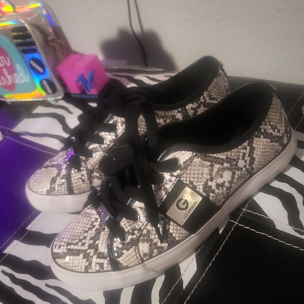 💕Super Cute Guess Snake Print Sneaks!